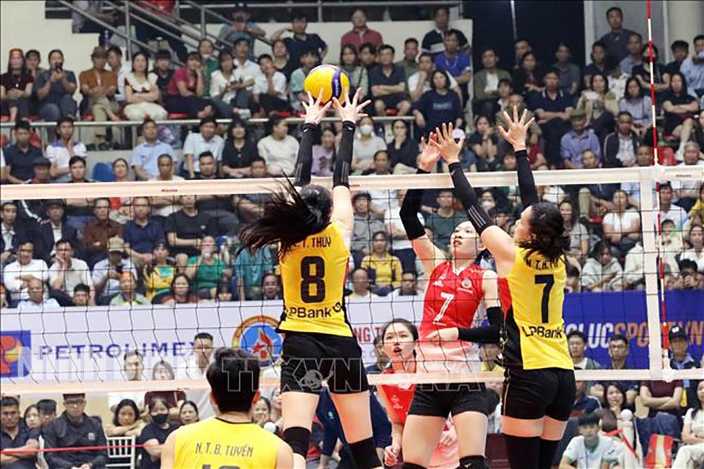 Một pha chắn bóng trong trận đấu LPBank Ninh Bình gặp Bộ Tư lệnh Thông tin Đông Bắc. Ảnh: Trung tâm Huấn luyện và Thi đấu TDTT tỉnh.