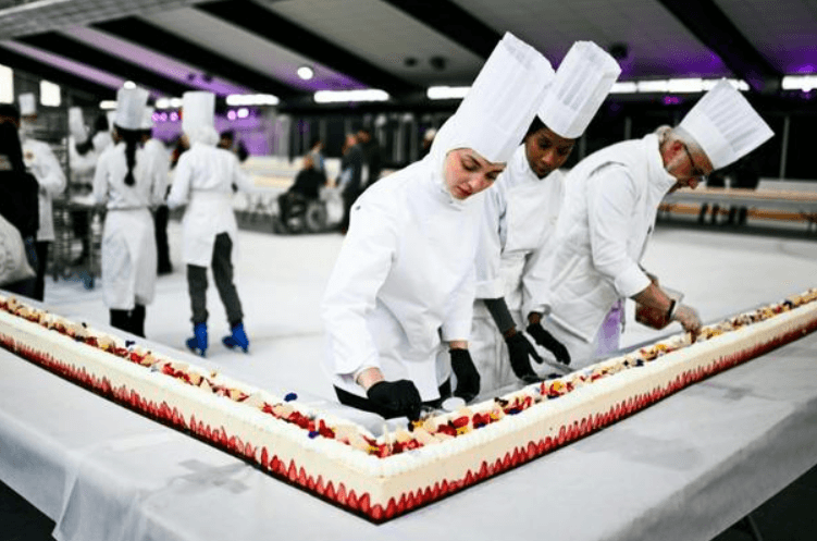 Chiếc bánh dâu tây “huyền thoại” được tạo nên trong suốt một tuần làm việc liên tục.