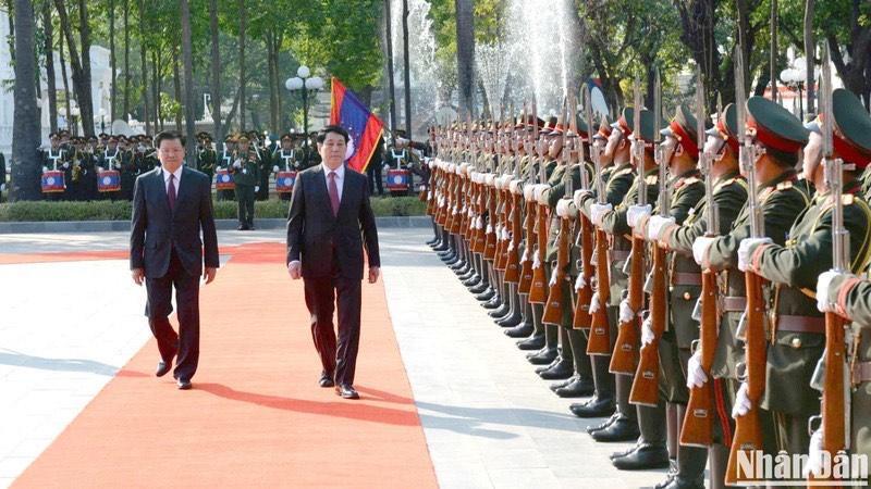 Chủ tịch nước Lương Cường và Tổng Bí thư, Chủ tịch nước Lào Thongloun Sisoulith duyệt đội danh dự.