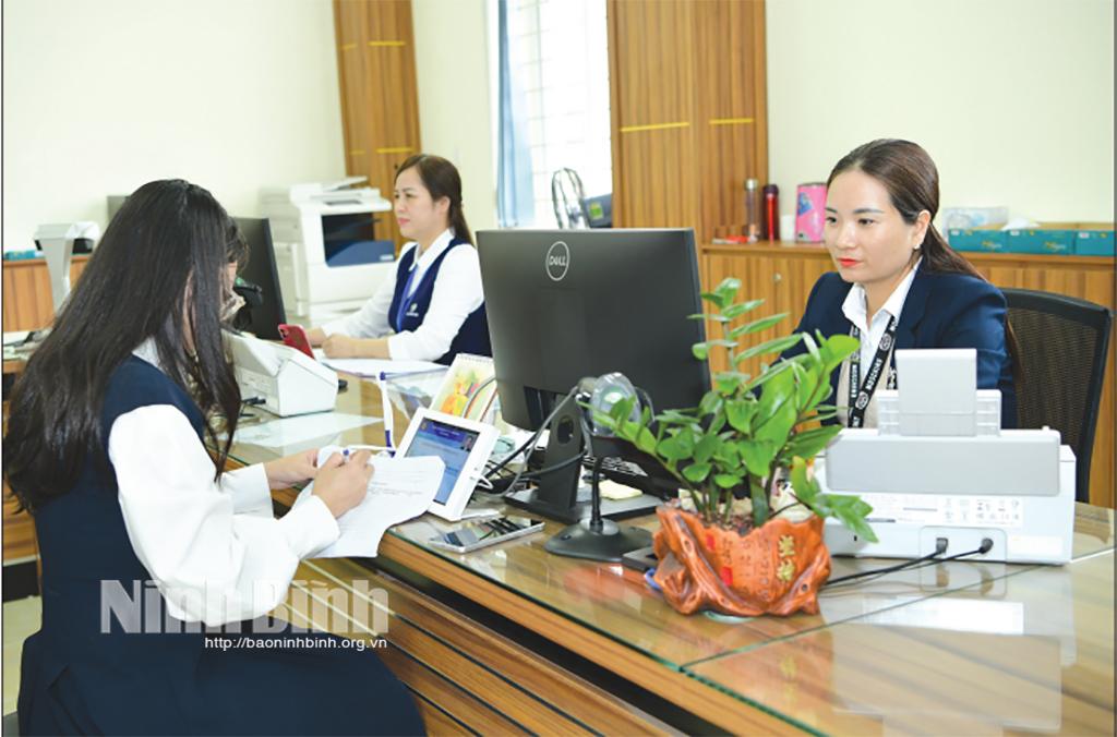 Giải quyết thủ tục hành chính tại Trung tâm Phục vụ hành chính công tỉnh. Ảnh: Trường Giang