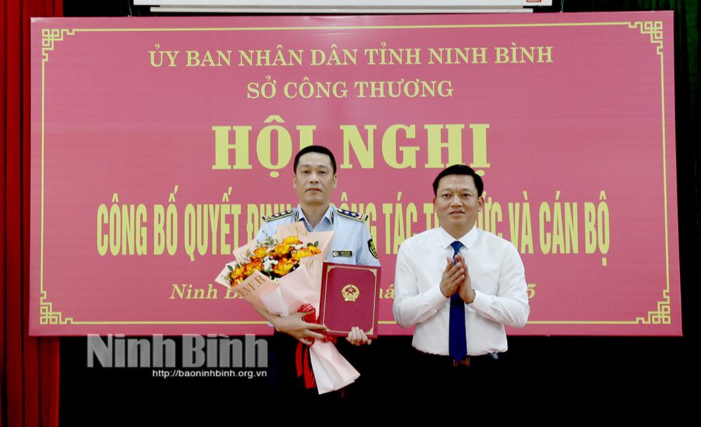 Đồng chí Phó Chủ tịch UBND tỉnh Nguyễn Cao Sơn trao Quyết định bổ nhiệm ông Phan Thế Anh, Cục trưởng Cục Quản lý thị trường Ninh Bình giữ chức Chi Cục trưởng Chi Cục quản lý thị trường thuộc Sở Công Thương.
