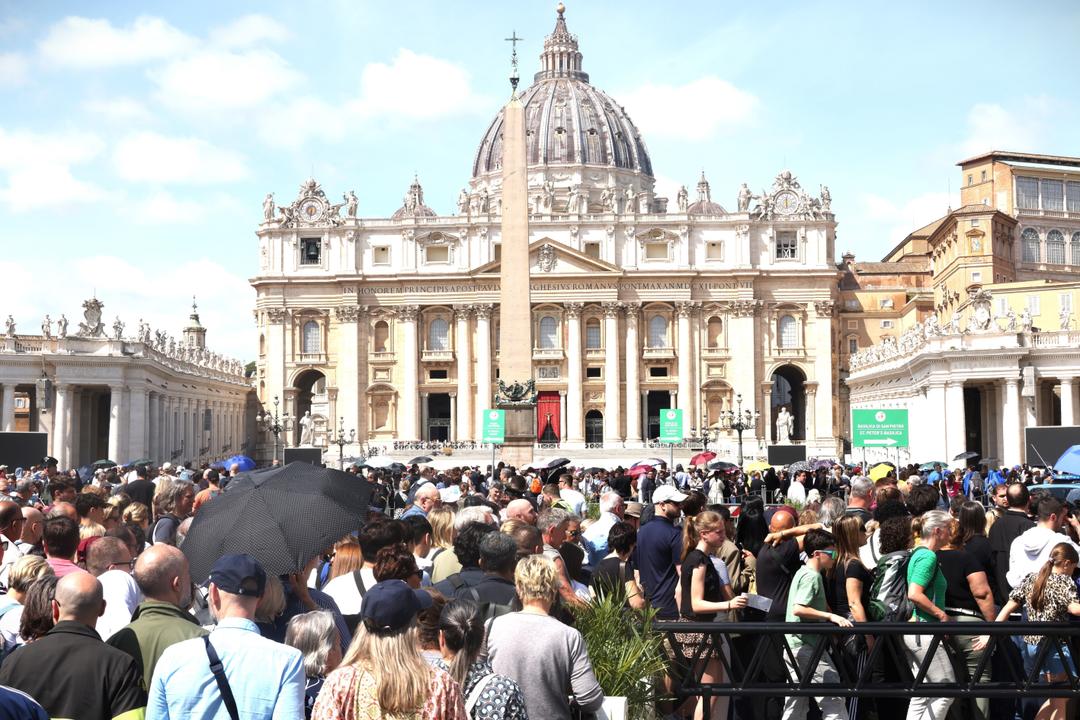 Nhiều người tập trung trước Quảng trường San Pietro để viếng Giáo hoàng Francis.