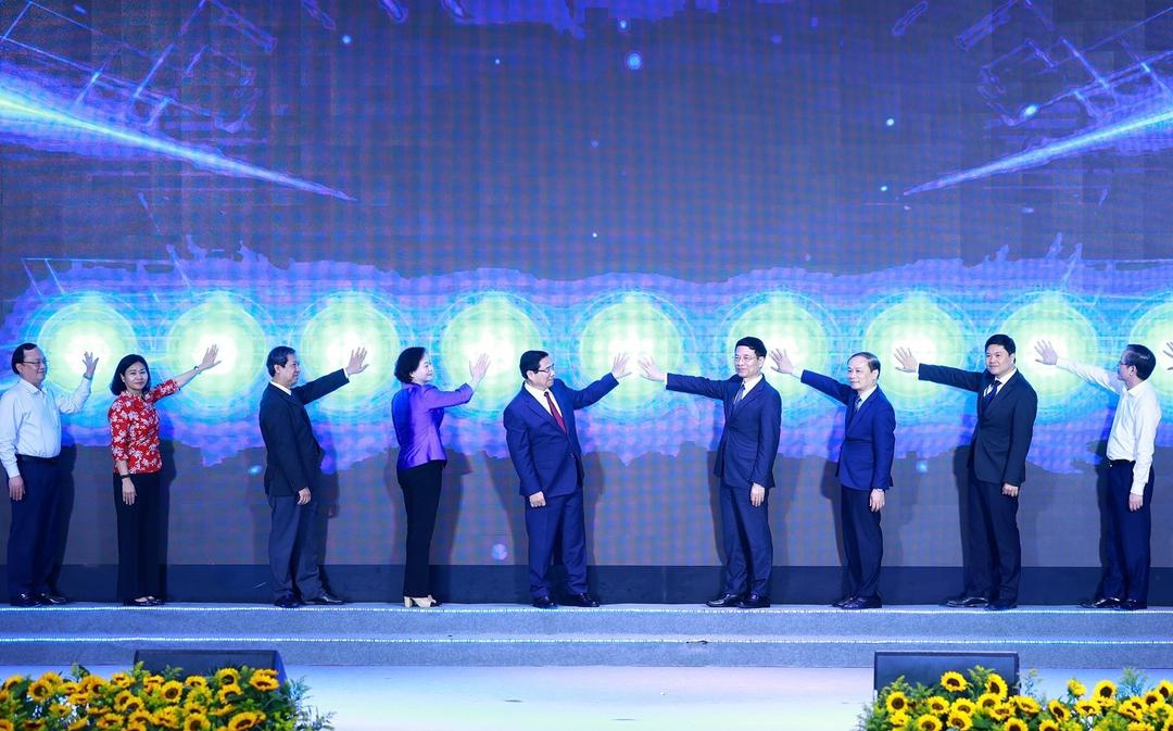 Thủ tướng Phạm Minh Chính và các đại biểu tham dự Lễ phát động Phong trào “Cả nước thi đua đổi mới sáng tạo và chuyển đổi số”. Ảnh: Dương Giang-TTXVN Thủ tướng Phạm Minh Chính tham quan trưng bày sản phẩm đổi mới sáng tạo và chuyển đổi số”. Ảnh: Dương Giang-TTXVN Thủ tướng Phạm Minh Chính với sinh viên tham dự Lễ phát động Phong trào “Cả nước thi đua đổi mới sáng tạo và chuyển đổi số”. Ảnh: Dương Giang-TTXVN Thủ tướng Phạm Minh Chính và các đại biểu tham dự Lễ phát động Phong trào “Cả nước thi đua đổi mới s