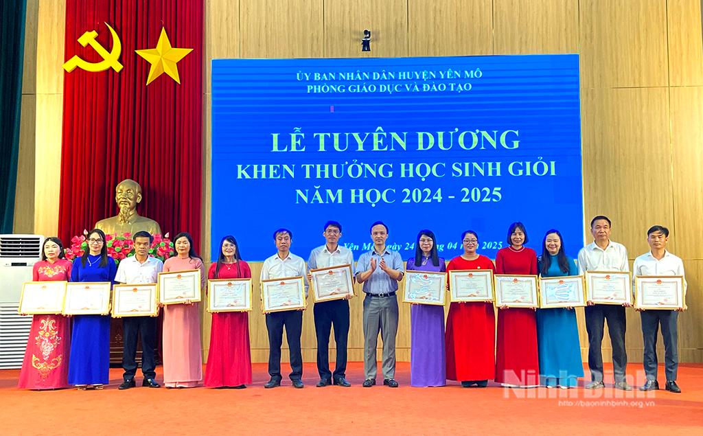 Lãnh đạo huyện Yên Mô tặng Giấy khen cho các tập thể có thành tích xuất sắc trong phong trào bồi dưỡng học sinh giỏi năm học 2024-2025.