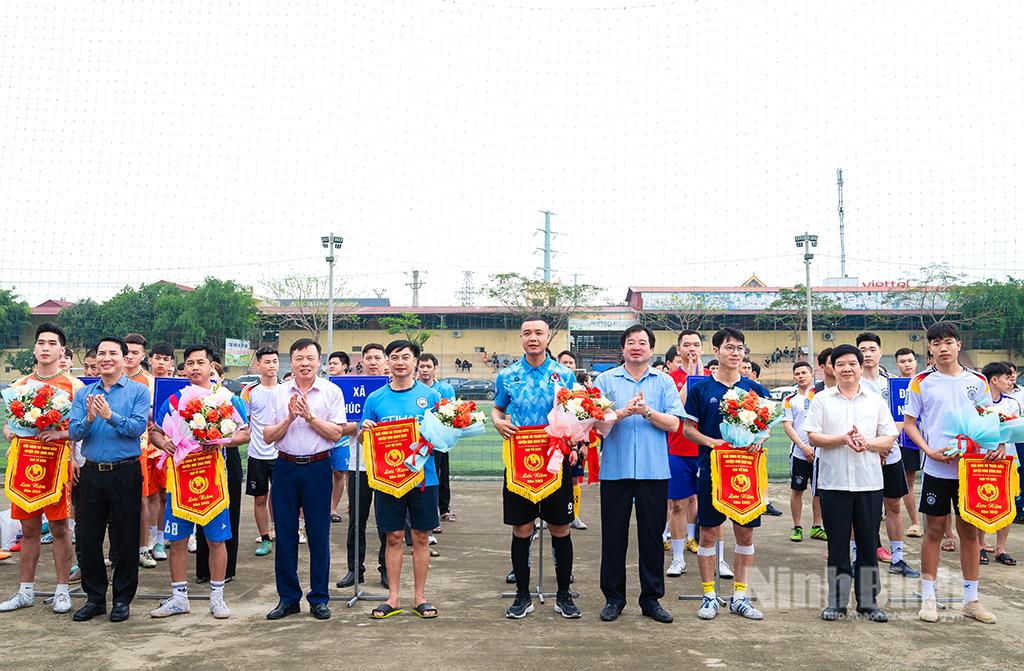 Ban tổ chức tặng hoa, Cờ lưu niệm cho các đội tham gia giải.