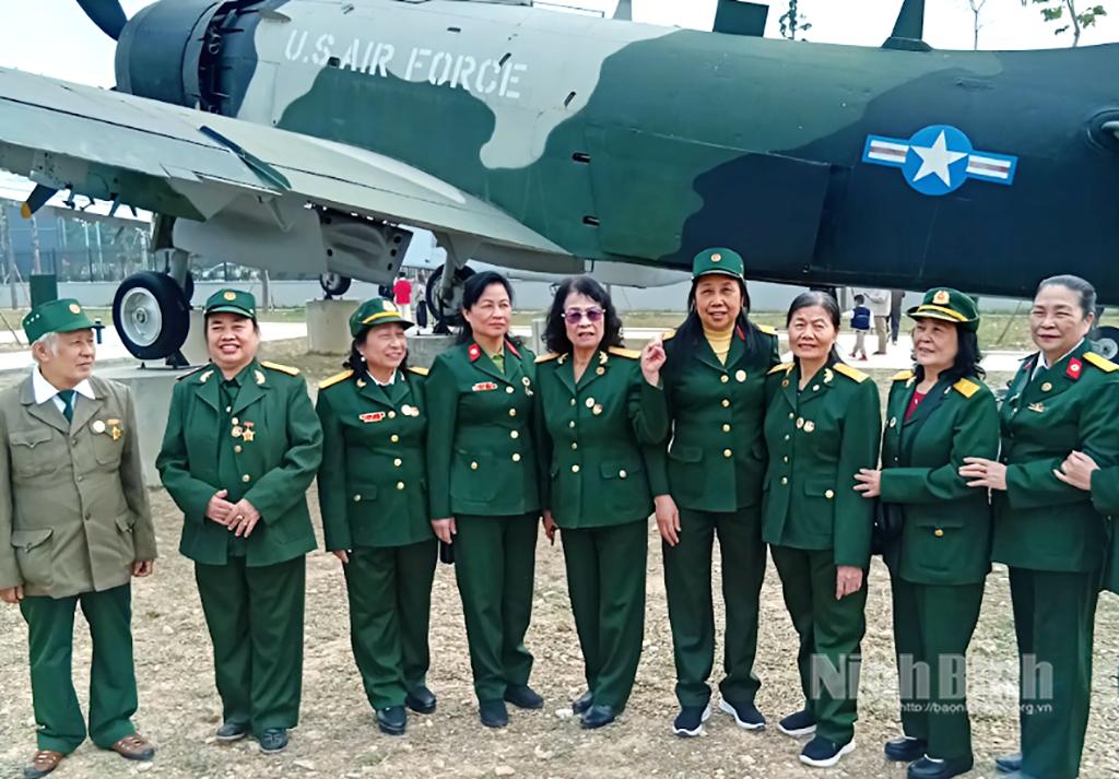 Các nữ chiến sĩ Trường Sơn tỉnh thăm lại chiến trường xưa.