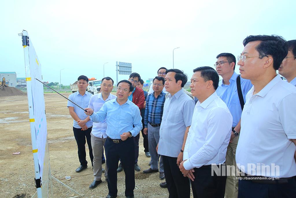Đồng chí Chủ tịch UBND tỉnh Phạm Quang Ngọc nghe lãnh đạo sở Xây dựng báo cáo tiến độ thi công Dự án mở rộng đường bộ cao tốc Bắc - Nam phía Đông đoạn Cao Bồ - Mai Sơn.