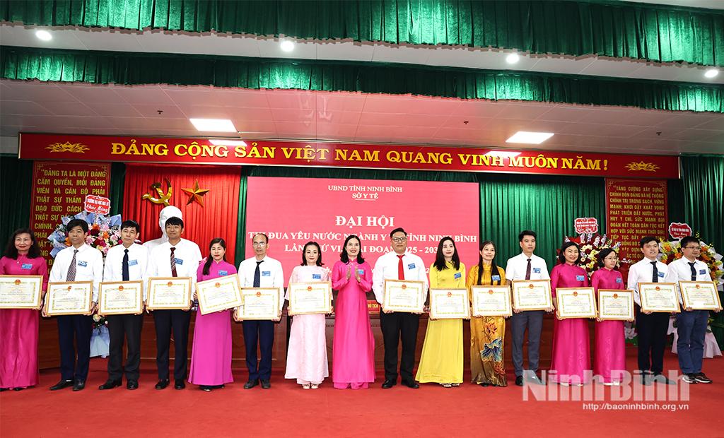 Sở Y tế tặng Giấy khen cho các cá nhân tiêu biểu trong phong trào thi đua yêu nước giai đoạn 2020-2025.