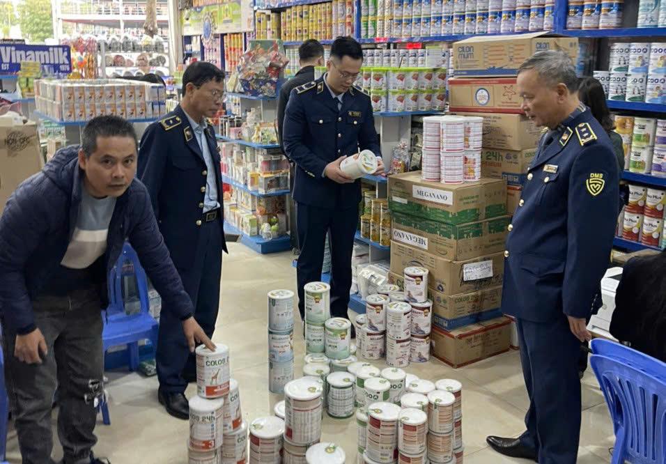 Lực lượng quản lý thị trường kiểm tra các mặt hàng sữa. Ảnh: CQCC