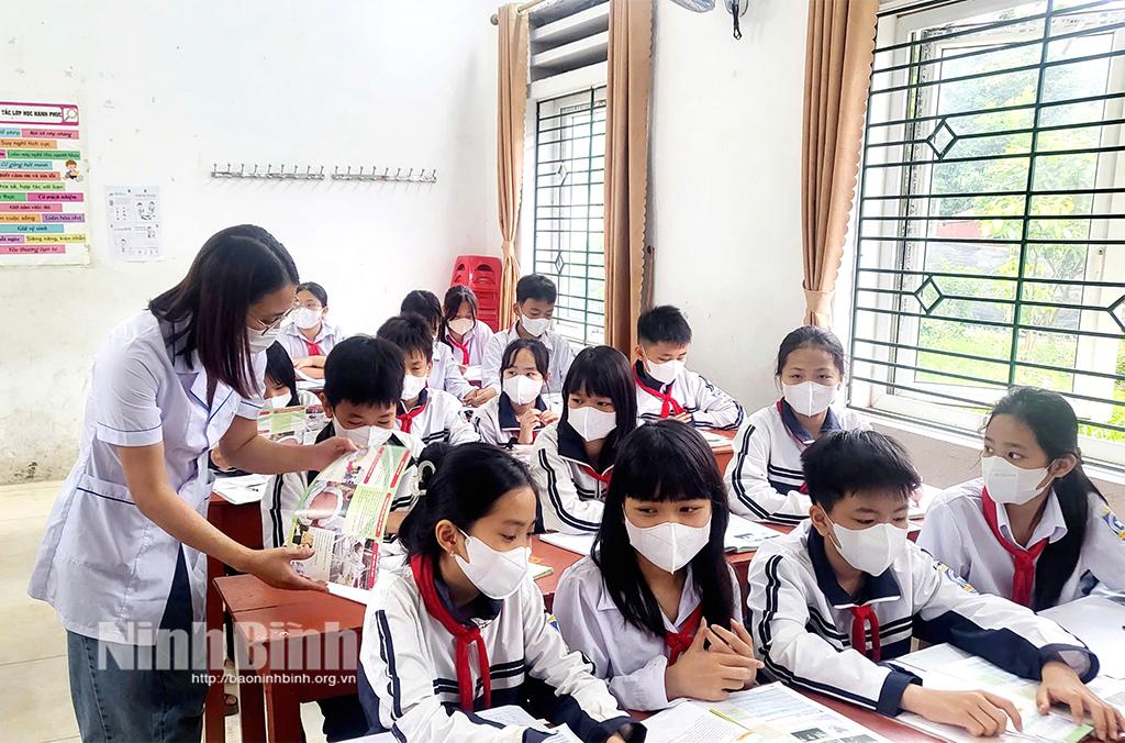 Cán bộ Trạm Y tế xã Yên Mạc (Yên Mô) tuyên truyền phòng chống bệnh sởi cho học sinh Trường THCS Vũ Phạm Khải.