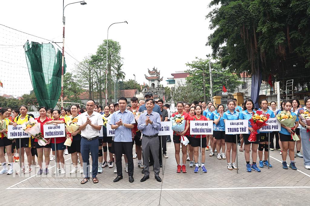 Ban tổ chức trao hoa cho các đơn vị tham gia Giải.