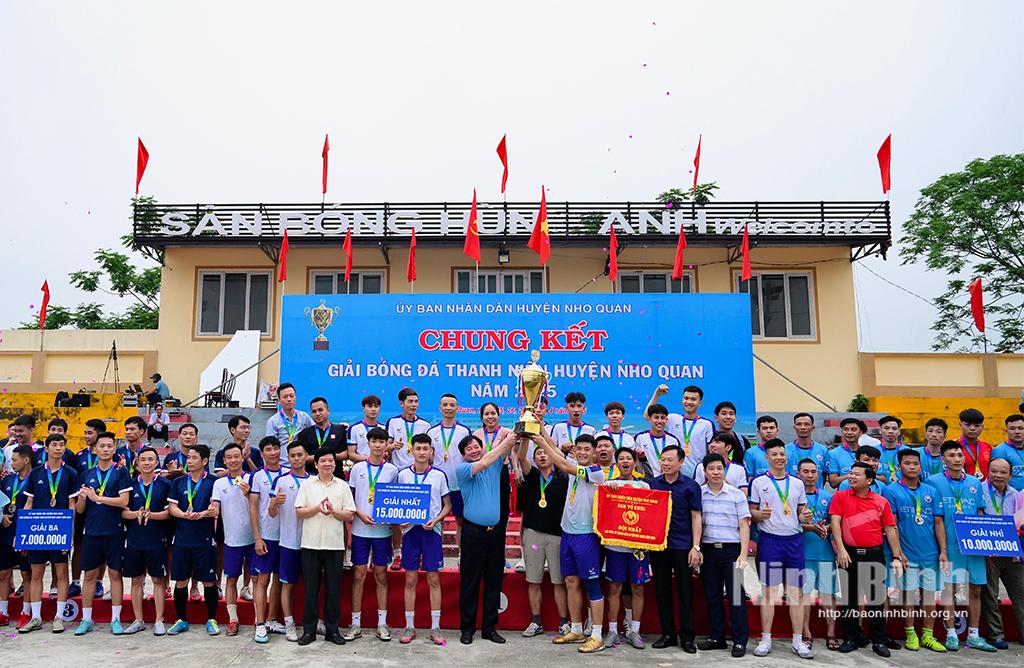 Ban tổ chức trao giải nhất, nhì và ba cho các đội đoạt giải.