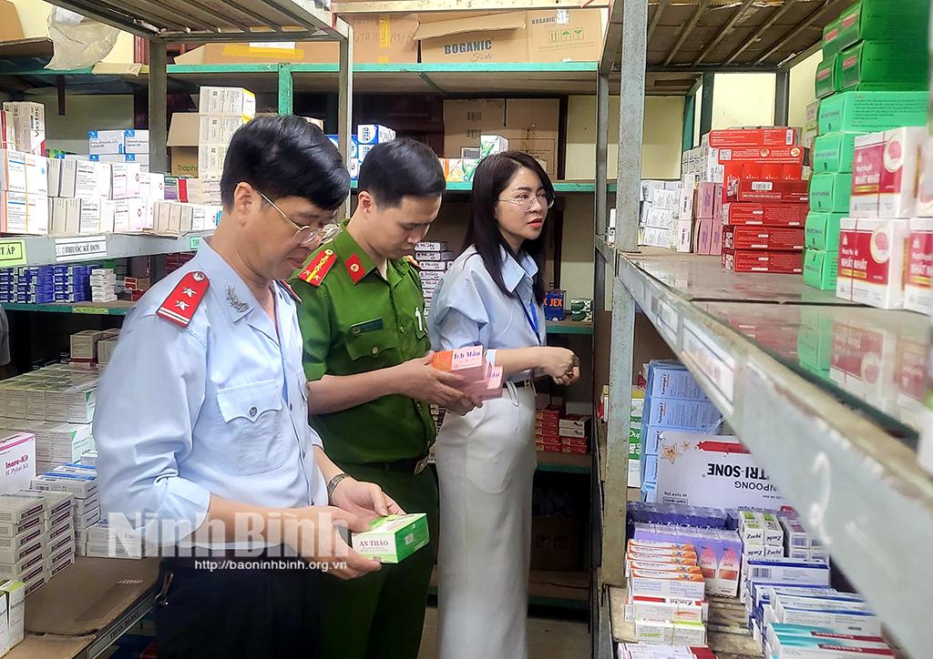 Đoàn kiểm tra tại Nhà thuốc Tràng An (thành phố Hoa Lư).