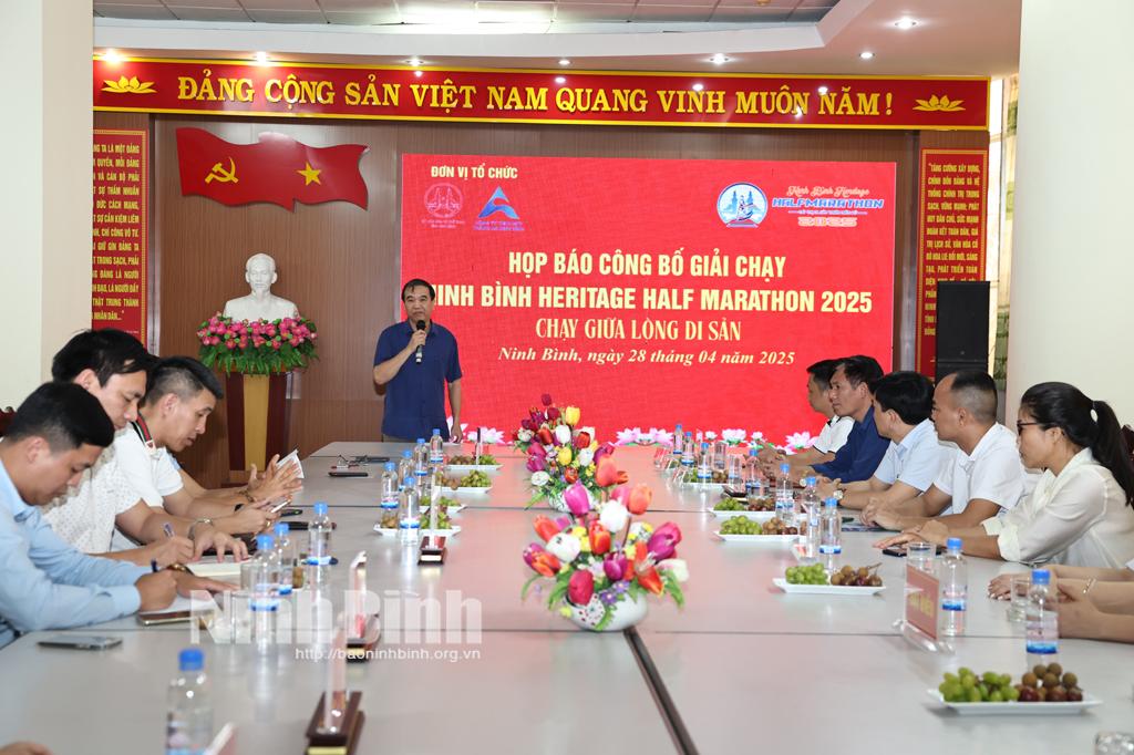 Các đại biểu dự họp báo.