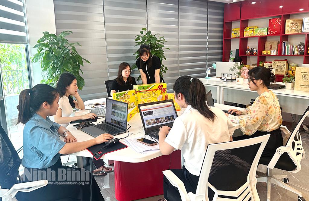 Phòng kinh doanh Công ty cổ phần sản xuất thương mại Đại Long với nhiệm vụ đẩy mạnh quảng bá, bán hàng trên các sàn thương mại điện tử.