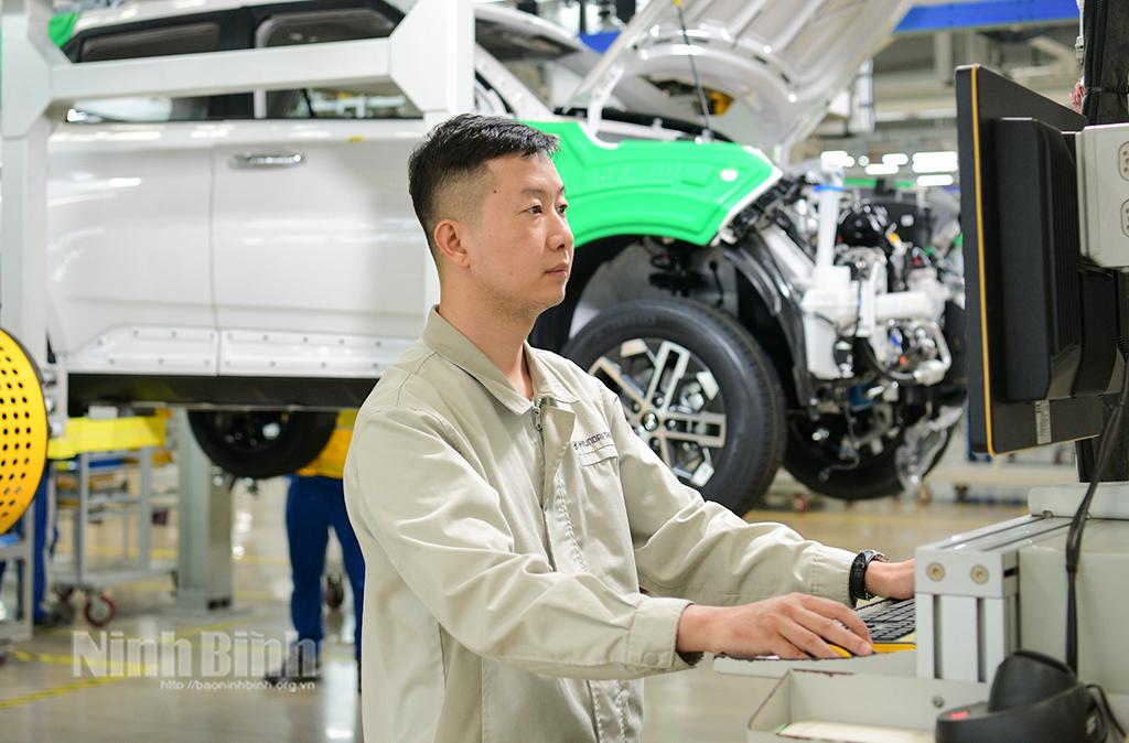 Kỹ sư Phạm Văn Nam, Công ty cổ phần sản xuất ô tô Huyndai Thành Công Việt Nam vận hành máy tại dây chuyền sản xuất. Ảnh: Trường Giang