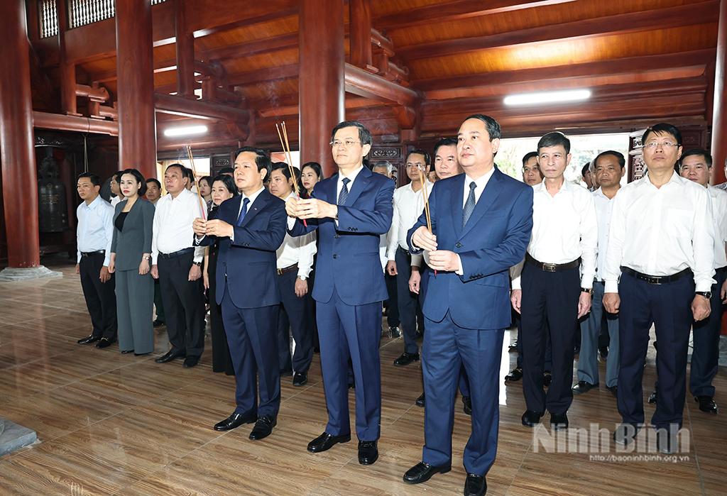 Đoàn đại biểu tỉnh dâng hương tại Đền thờ liệt sĩ của tỉnh.