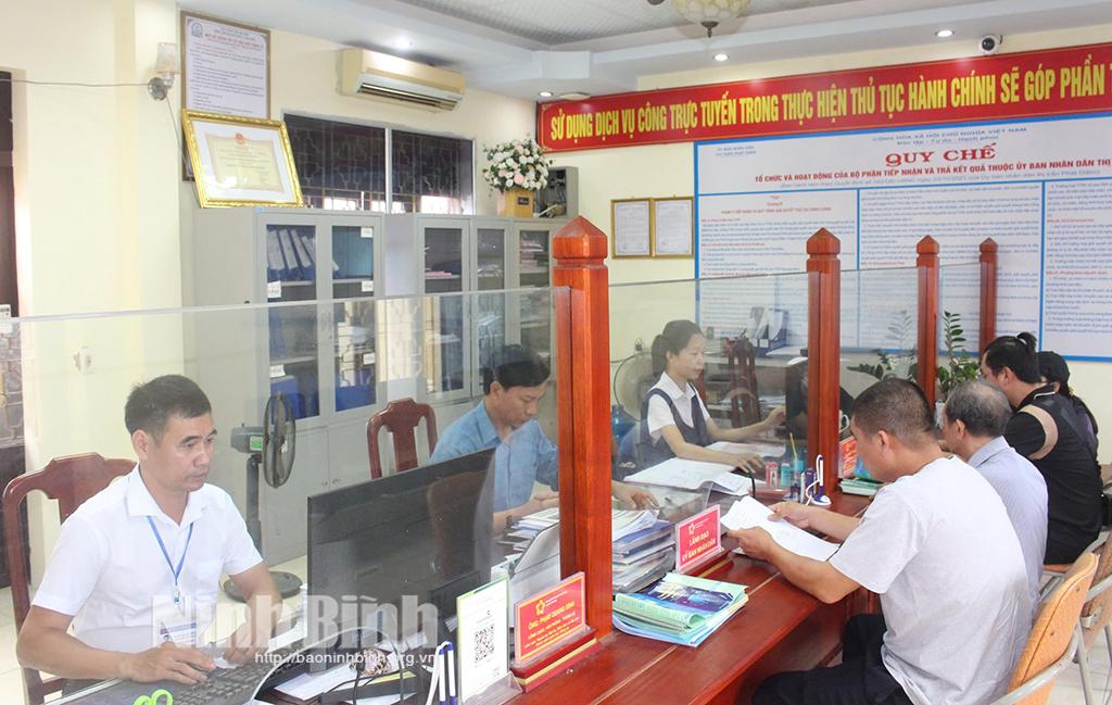 Giải quyết TTHC cho người dân tại Bộ phận Tiếp nhận và trả kết quả UBND thị trấn Phát Diệm (Kim Sơn).