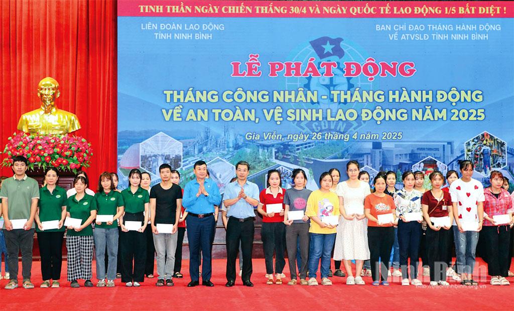 Đồng chí Chủ tịch Ủy ban MTTQ Việt Nam tỉnh và lãnh đạo LĐLĐ tỉnh trao quà cho đoàn viên, người lao động có hoàn cảnh khó khăn nhân Tháng Công nhân năm 2025. Ảnh: Đức Lam