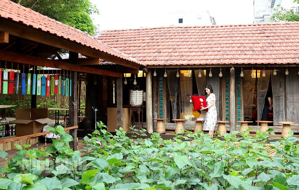 Không gian trưng bày các sản phẩm thủ công mỹ nghệ của Ninh Bình tại Bến xe Đồng Gừng (Khu du lịch Tam Cốc Bích Động)