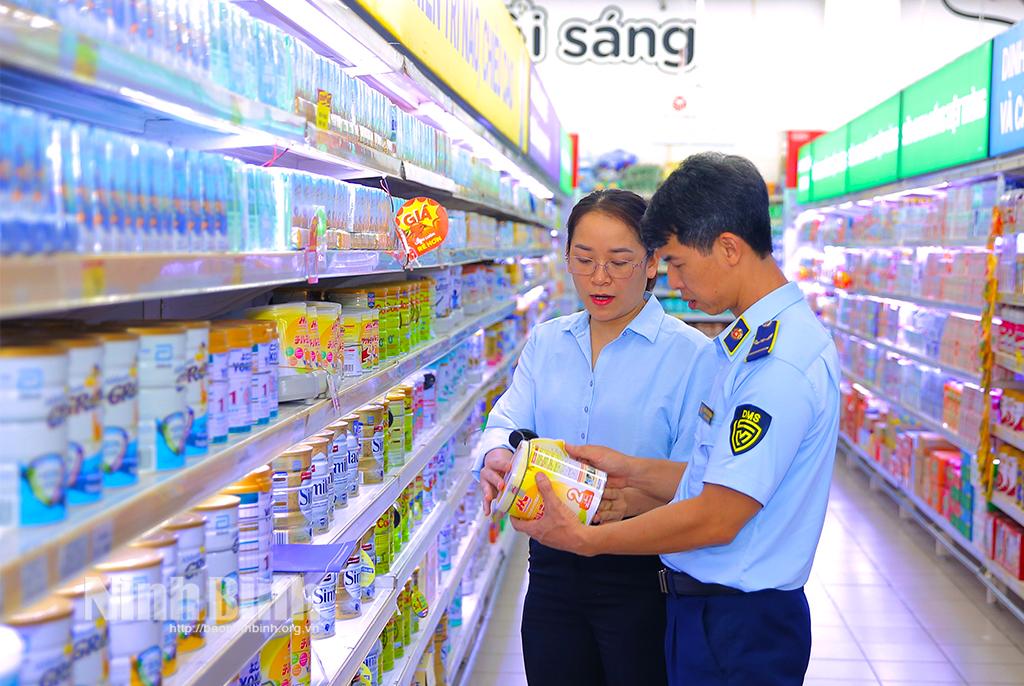Chi cục Quản lý thị trường tỉnh kiểm tra khu vực bán sữa tại siêu thị Go.