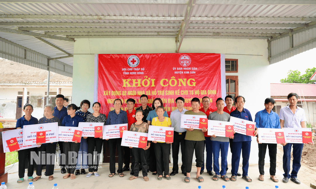 Lãnh đạo Ban Tuyên giáo và Dân vận Tỉnh uỷ, Hội Chữ thập đỏ tỉnh, nhà hảo tâm trao tặng quà hỗ trợ sinh kế cho các hộ gia đình ngư dân gặp hoàn cảnh khó khăn.