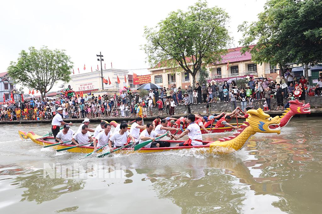 Thi chèo thuyền tại Hội thi.