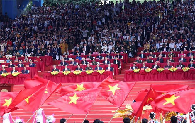 Tiết mục văn nghệ “Giải phóng miền Nam - Đất nước trọn niềm vui - Màu hoa đỏ”. Ảnh: TTXVN