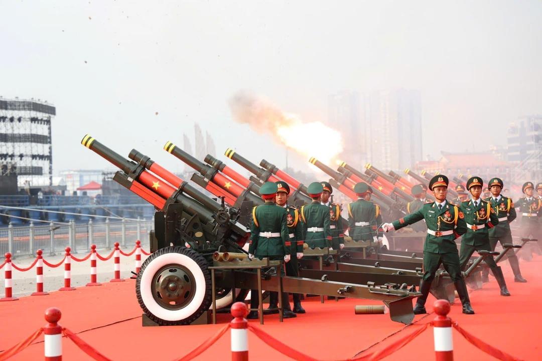 Nghi thức bắn pháo trong lễ chào cờ kỷ niệm 50 năm Giải phóng miền Nam, thống nhất đất nước . Ảnh: Quang Châu-TTXVN