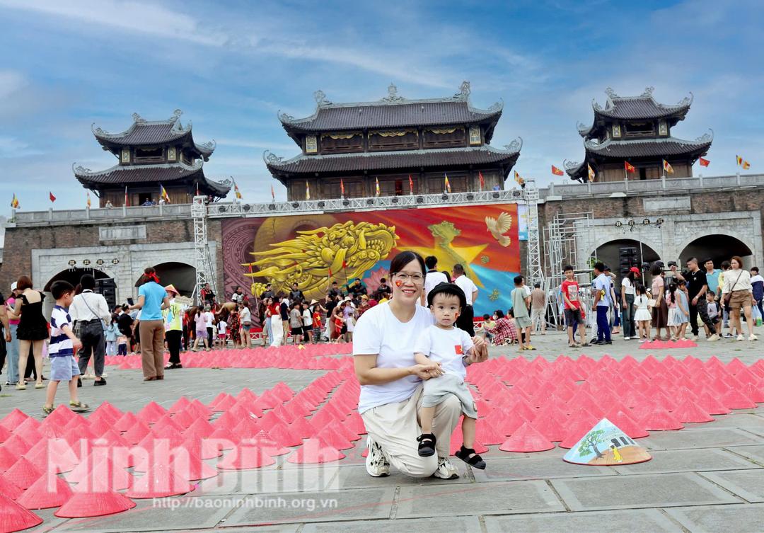 Du khách tận hưởng không khí hân hoan, rực rỡ sắc màu tại các điểm du lịch Ninh Bình. Ảnh: Minh Đường