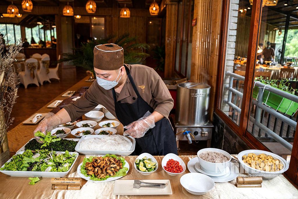 Nhân viên bếp thực hiện đội mũ trùm đầu, đeo khẩu trang, găng tay và tạp dề trong quá trình chế biến món ăn để bảo đảm ATVSTP.