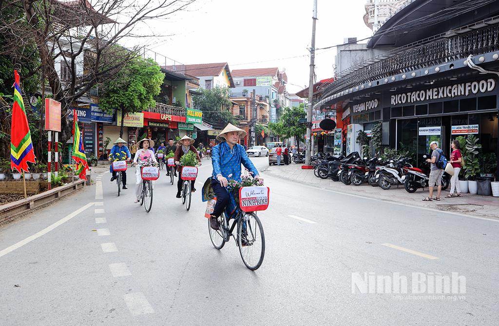 Đoàn diễu hành xuất phát từ Không gian Làng nghề truyền thống, Bến xe Đồng Gừng, Khu du lịch Tam Cốc Bích Động, xã Ninh Hải.