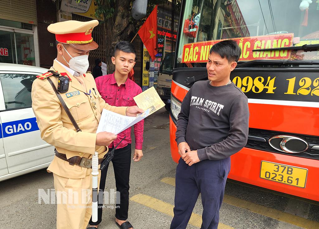 Cán bộ Phòng Cảnh sát giao thông kiểm tra điều kiện lưu thông đối với xe vận chuyển hành khách.