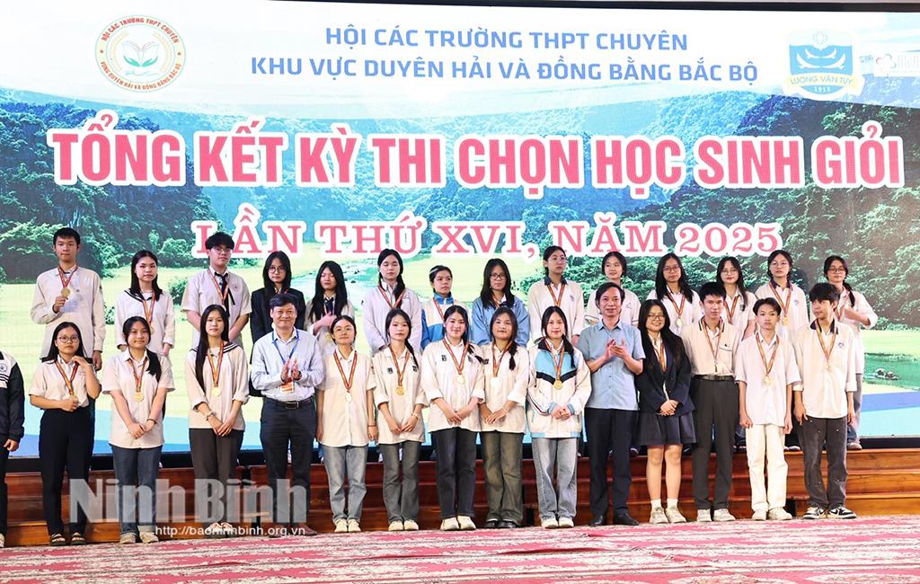 Trao Huy chương cho học sinh đoạt giải tại Kỳ thi. Ảnh Minh Quang