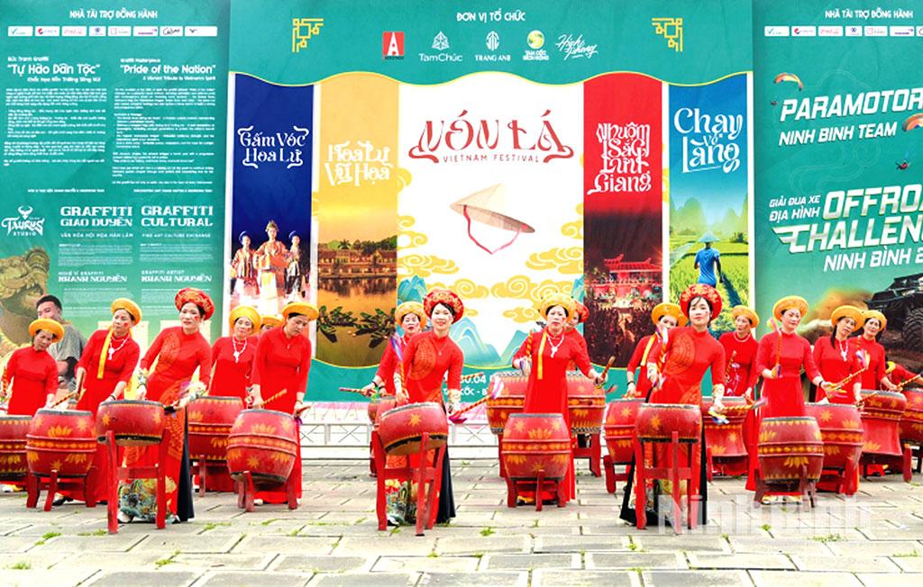 Chương trình nghệ thuật tại Lễ hội Nón lá Việt Nam 2025. Ảnh: Ngọc Linh