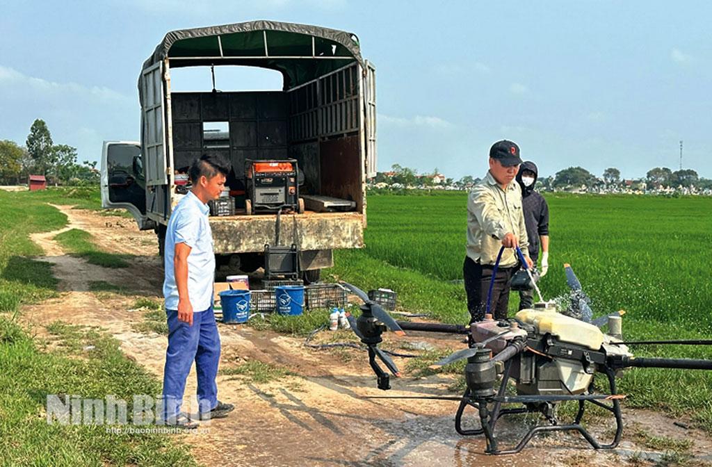 Hiện nay, máy bay không người lái được các đại điền sử dụng phổ biến trong việc gieo hạt, phun thuốc bảo vệ thực vật và bón phân cho lúa, giúp giảm đáng kể chi phí trong sản xuất nông nghiệp.