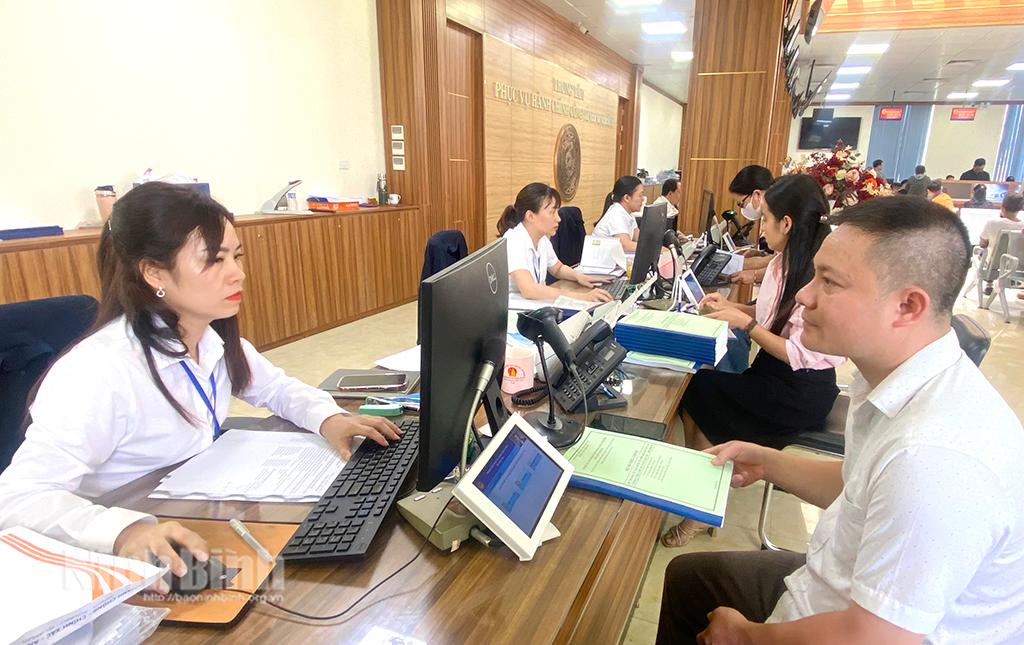 Công dân đến thực hiện TTHC tại Trung tâm Phục vụ hành chính công tỉnh.