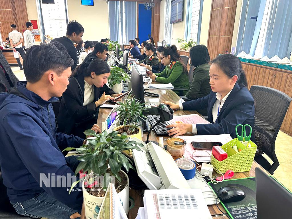 Người dân và doanh nghiệp thực hiện các thủ tục hành chính tại Trung tâm Phục vụ hành chính công tỉnh Ninh Bình.