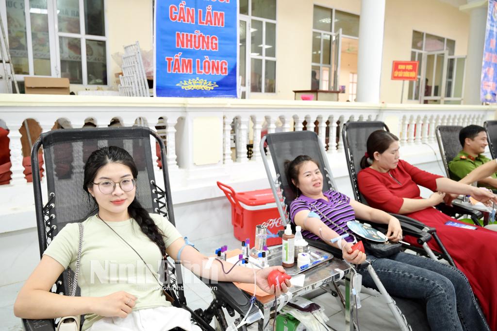 Tình nguyện viên tham gia hiến máu tại Ngày hội.