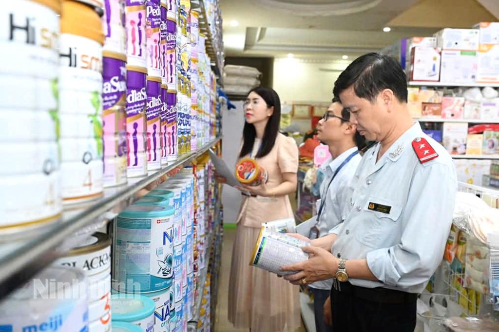 Đoàn kiểm tra chuyên ngành của Sở Y tế kiểm tra các sản phẩm sữa tại Cửa hàng sữa Tuấn Huyền (phường Tân Thành, thành phố Hoa Lư).