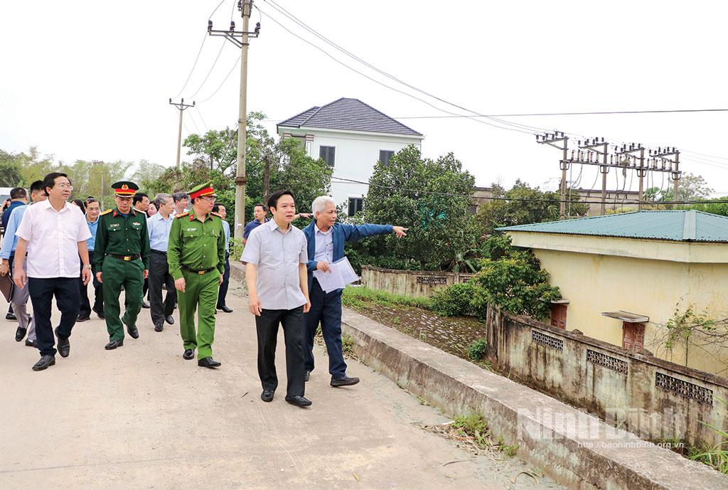 Đồng chí Phạm Quang Ngọc, Phó Bí thư Tỉnh ủy, Chủ tịch UBND tỉnh kiểm tra tiến độ thực hiện Dự án xây dựng, nâng cấp Trạm bơm Gia Trấn (Gia Viễn). Ảnh: Đức Lam