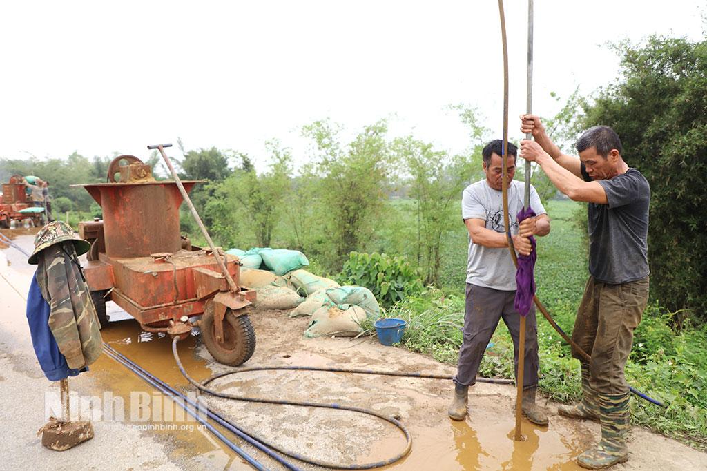 Thi công khoan vụt vữa gia cố đê tả Hoàng Long( Đoạn K10+150). Ảnh: Đức Lam