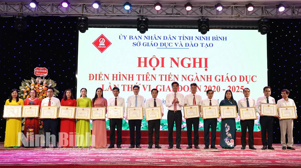 Lãnh đạp Sở Giáo dục - Đào tạo trao giấy khen cho các tập thể, cá nhân có thành tích xuất sắc trong phong trào thi đua yêu nước Ngành Giáo dục tỉnh Ninh Bình giai đoạn 2020 - 2025.