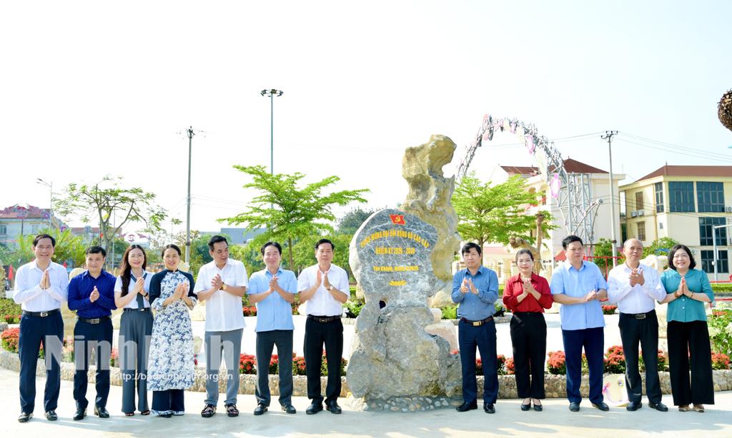 Các đại biểu dự lễ khánh thành tiểu cảnh khu vui chơi văn hoá cộng đồng.