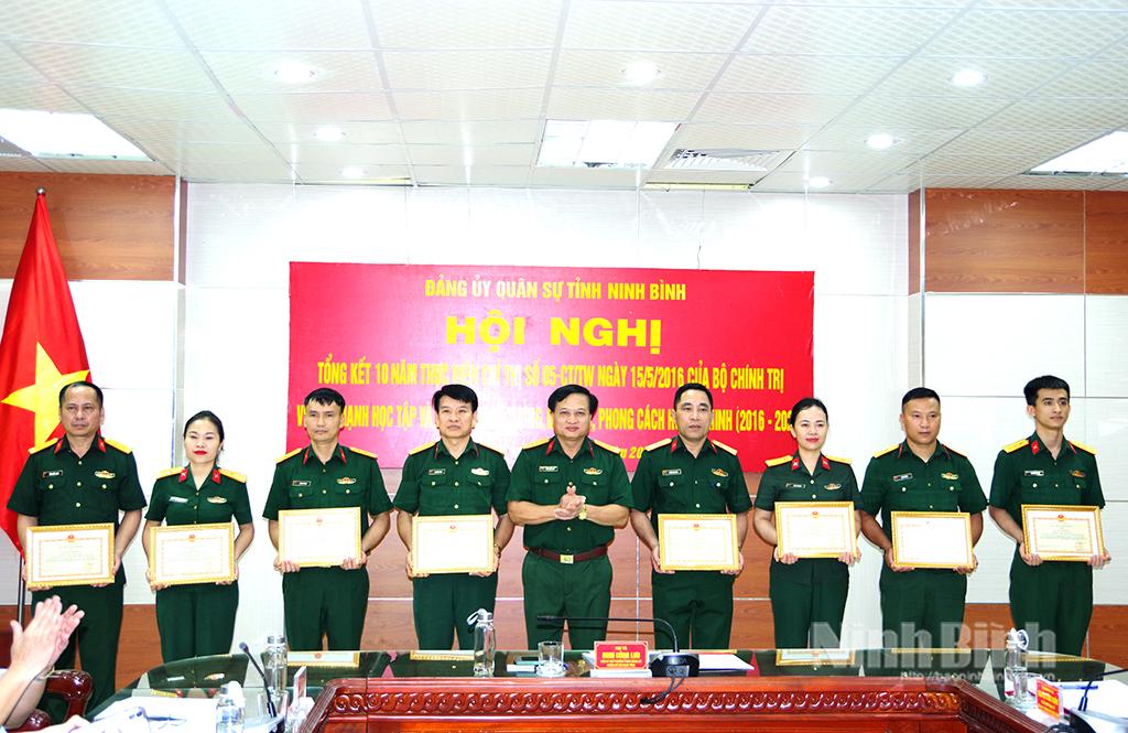Lãnh đạo Bộ CHQS tỉnh khen thưởng cho các tập thể có thành tích tiêu biểu trong học tập và làm theo tư tưởng, đạo đức, phong cách Hồ Chí Minh.
