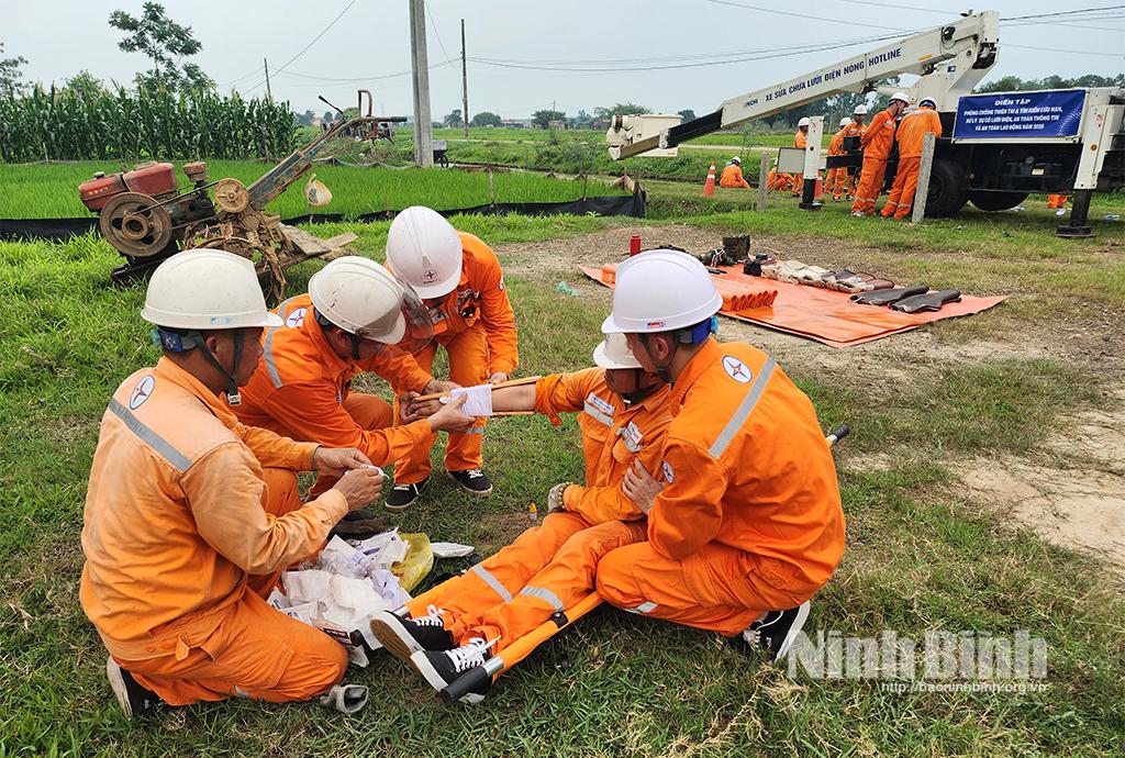 Lực lượng tham gia diễn tập thực hiện sơ cứu nạn nhân bị ngã trước khi đưa đến cơ sở y tế.