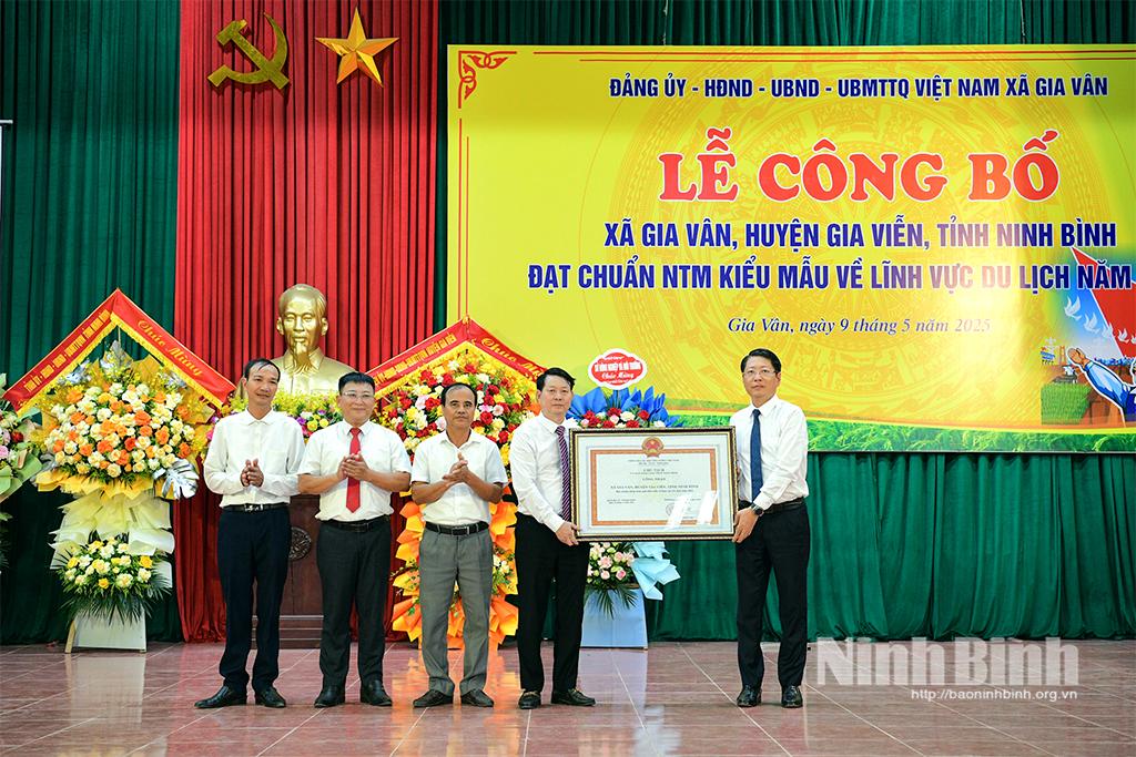 Đồng chí Trần Song Tùng, Phó Chủ tịch UBND tỉnh, Phó Trưởng Ban Chỉ đạo các Chương trình MTQG tỉnh trao Quyết định công nhận xã Gia Vân đạt NTM kiểu mẫu về lĩnh vực du lịch năm 2024.