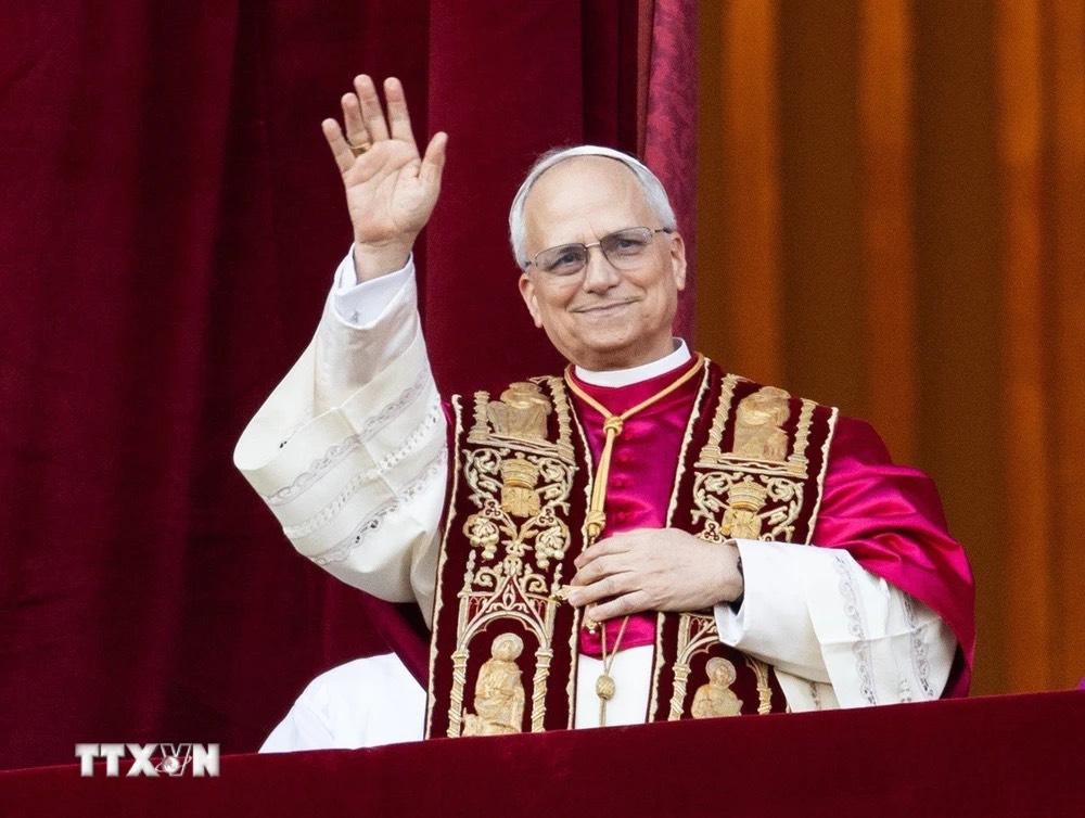 Tân Giáo hoàng Leo XIV ra mắt các tín đồ tại ban công chính của Vương cung thánh đường Thánh Peter, ngày 8/5/2025. (Ảnh: THX/TTXVN)