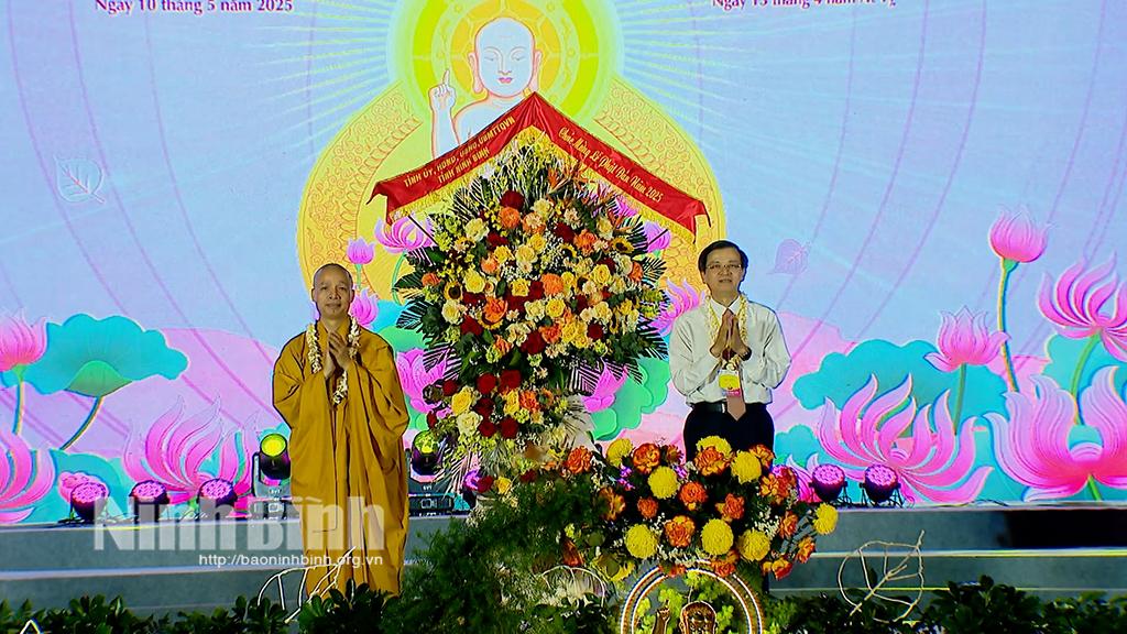 Đồng chí Đoàn Minh Huấn, Uỷ viên Trung ương Đảng, Bí thư Tỉnh ủy tặng hoa chúc mừng Đại lễ Phật đản.