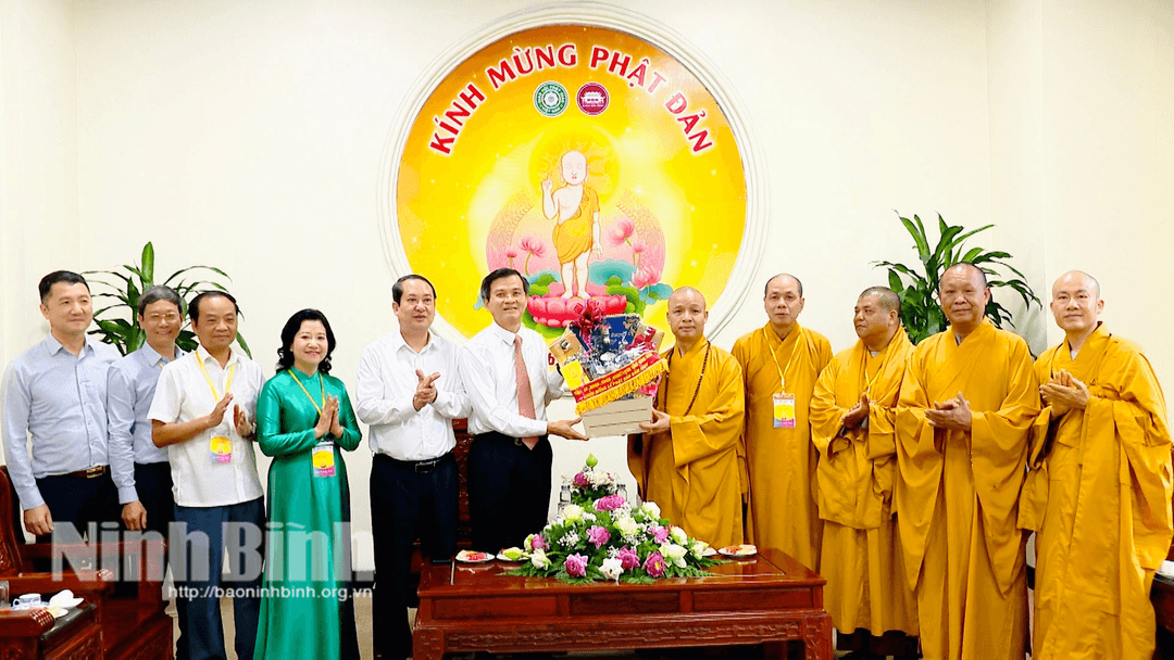 Các đồng chí lãnh đạo tỉnh thăm, chúc mừng Ban Trị sự Giáo hội Phật giáo Việt Nam tỉnh.